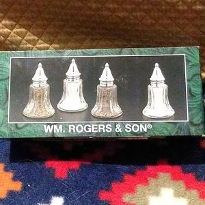 #40📣📣📣wm Rogers and Son salt and pepper shakers